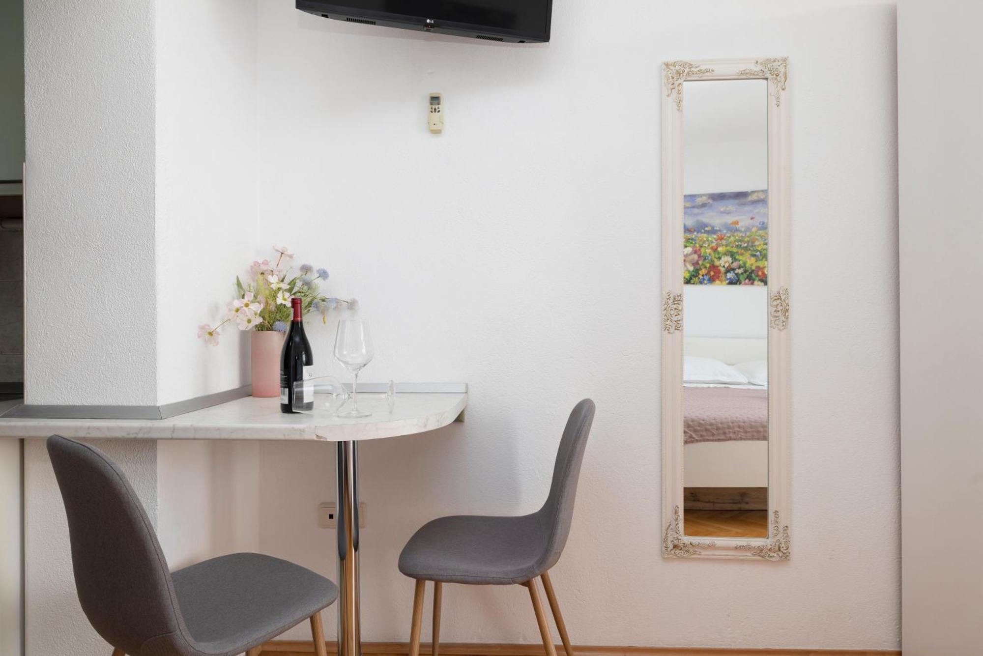 Apartments Niki เบรลา ภายนอก รูปภาพ